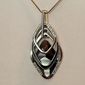 🩷 3/$15 3-tier Diamond Shaped Silver Pendant Necklace with crystal detail NWOT